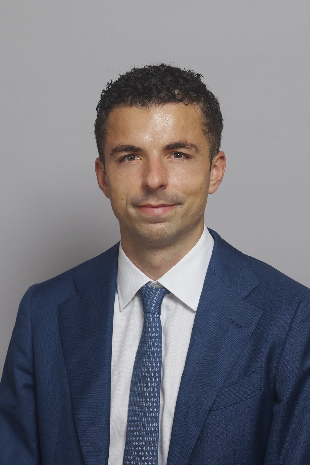 Alexandre Barreau, en costume bleu.